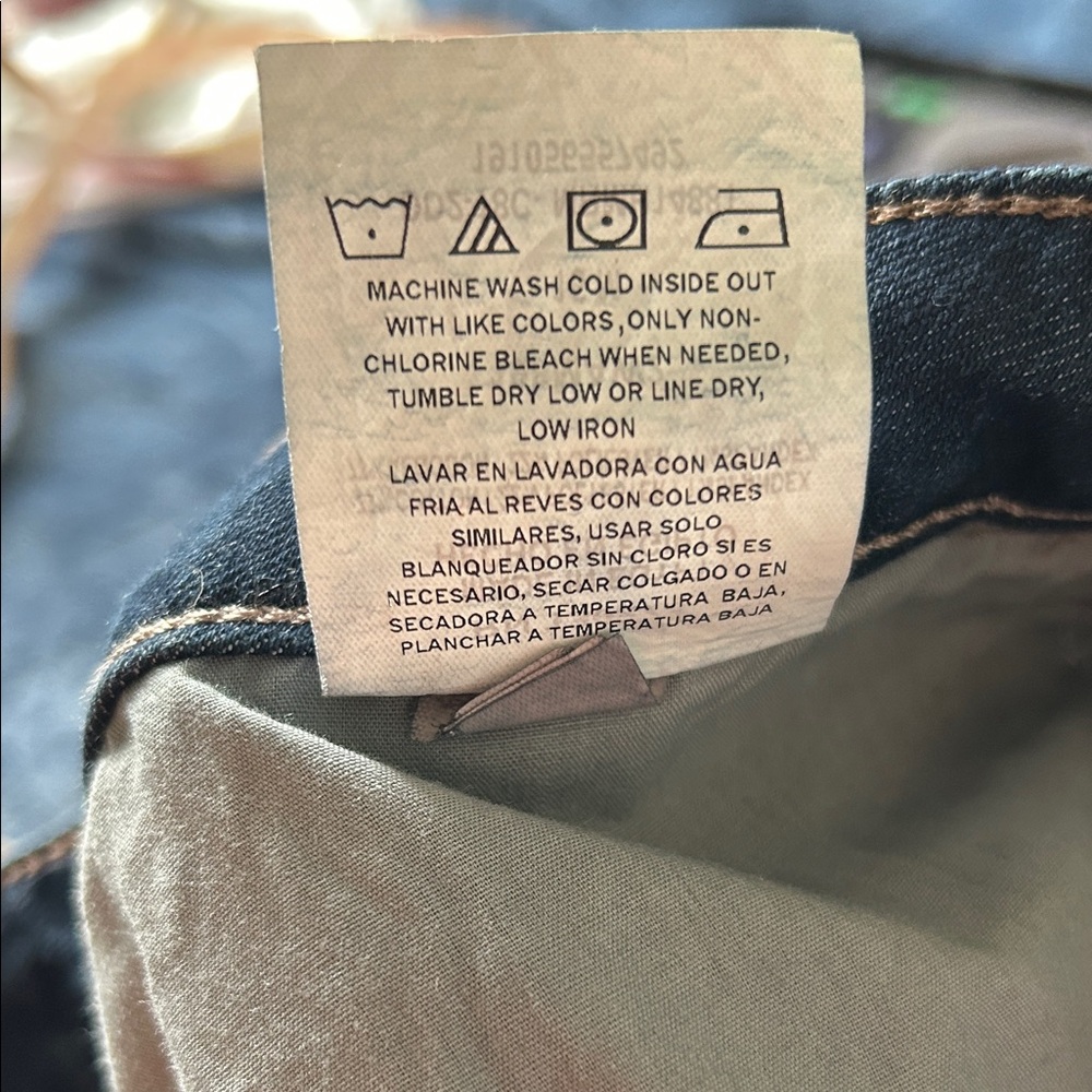 Lee Riders Mid-Rise Capri Jeans - Picture 5 of 8